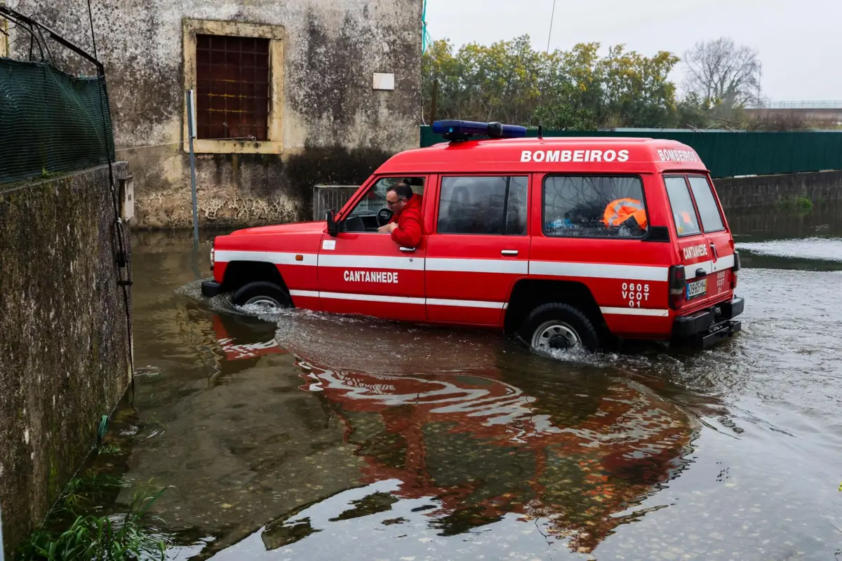 Imagem de contexto do artigo Mondego inunda Coimbra: três mil pessoas retiradas de casa e escolas encerradas