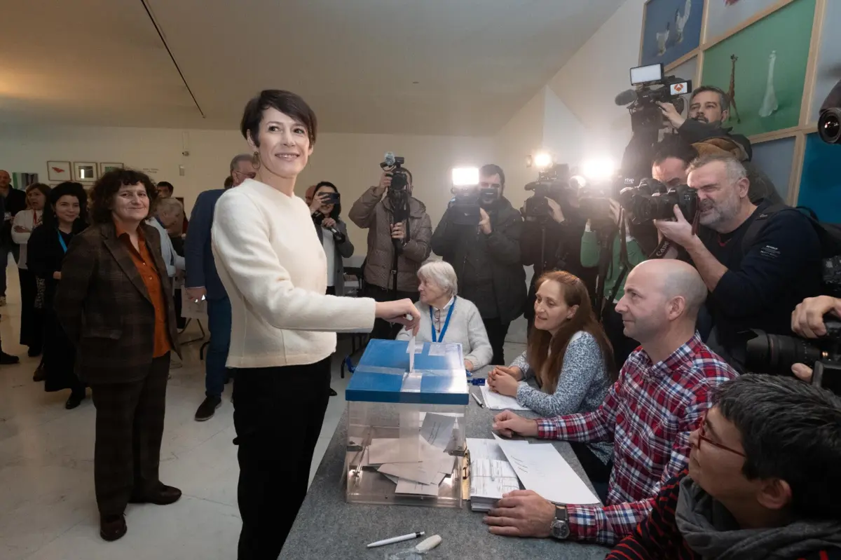 A primeira a votar foi Ana Pontón candidata do BNG