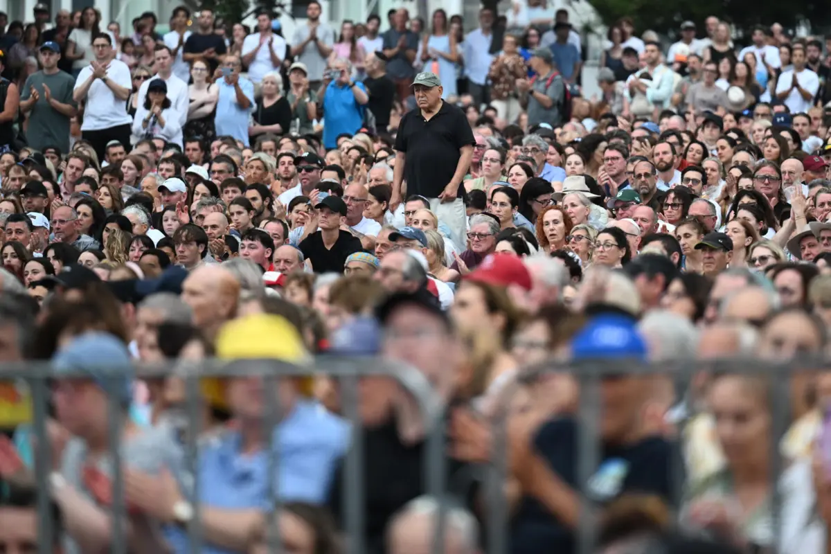 Imagem de contexto do artigo Milhares de pessoas homenageiam vítimas de ataque em Bondi. PM australiano vaiado
