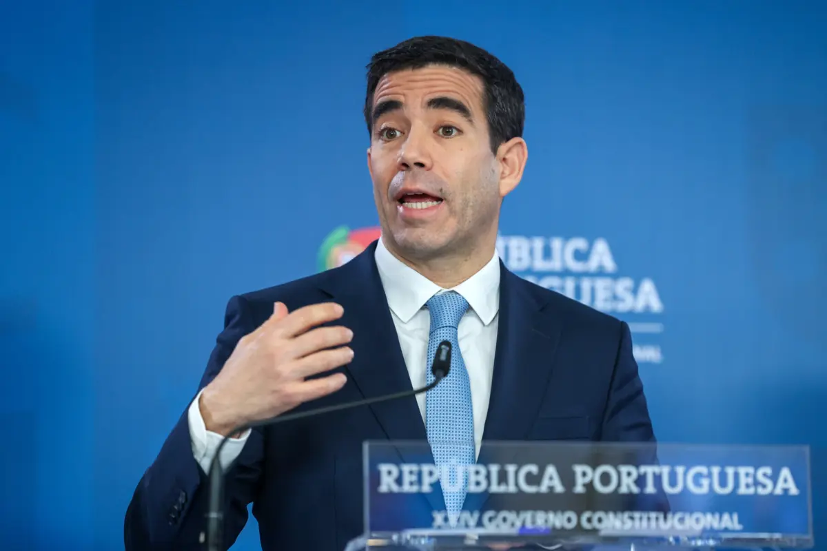 António Leitão Amaro afirma que o recente “ajustamento” foi feito num tempo “bastante parco