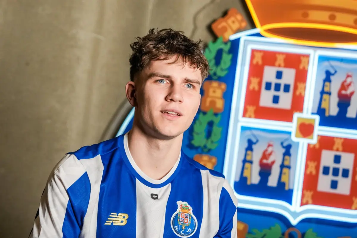 Imagem de contexto do artigo Extremo polaco Oskar Pietuszewski assina com FC Porto por três temporadas