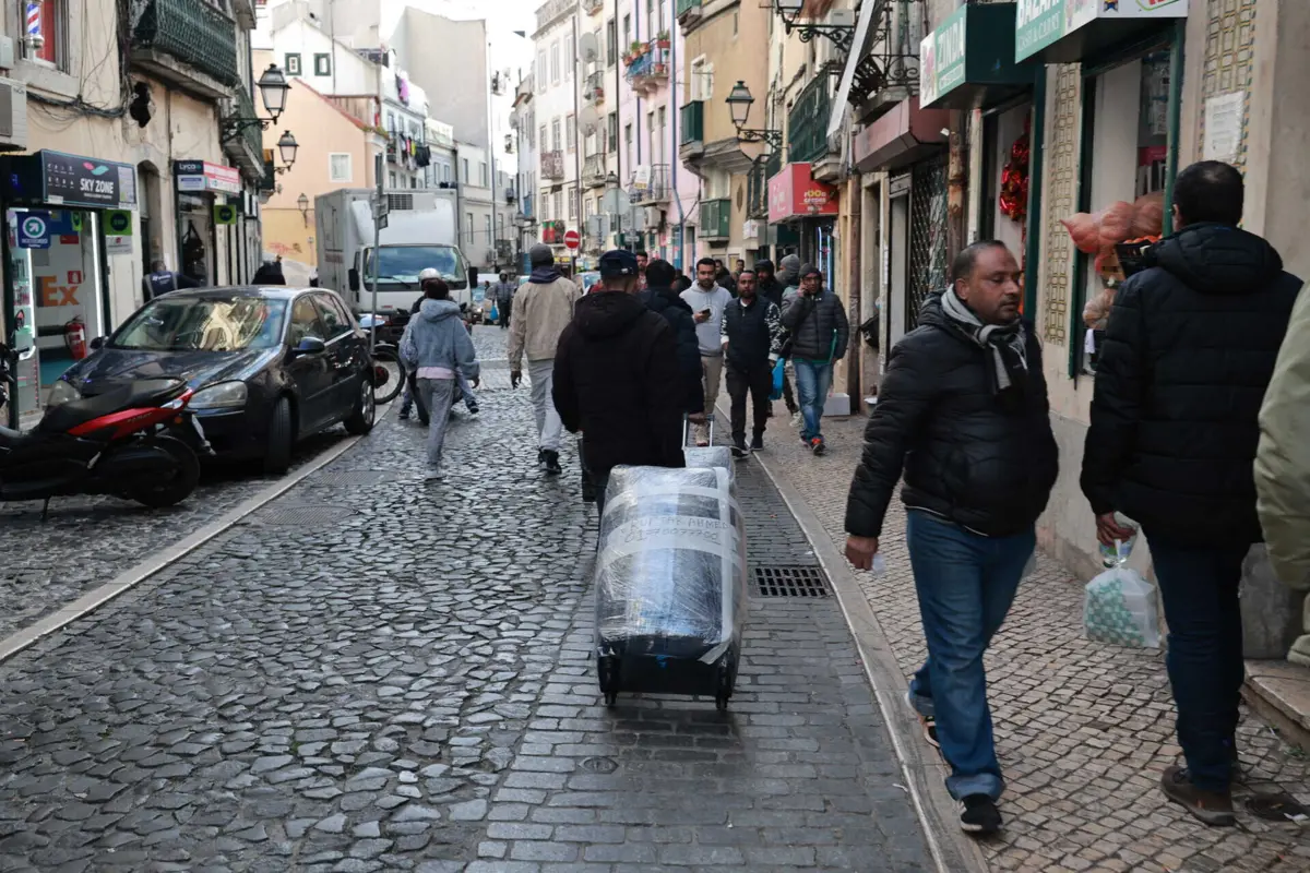 O secretário de Estado das Comunidades anunciou regras "mais exigentes" nos vistos