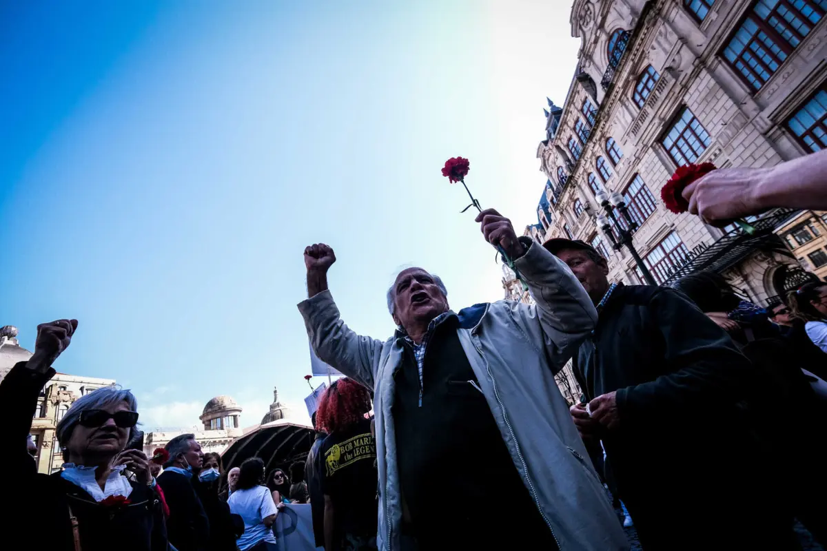 O bloco apela às autarquias e às associações que mantenham as iniciativas programadas para celebrar o 25 de Abril