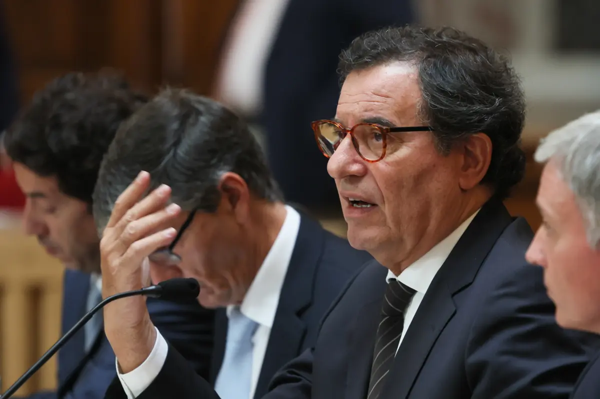 Imagem de contexto do artigo Castro Almeida admite "ajustamentos" no preço dos combustíveis