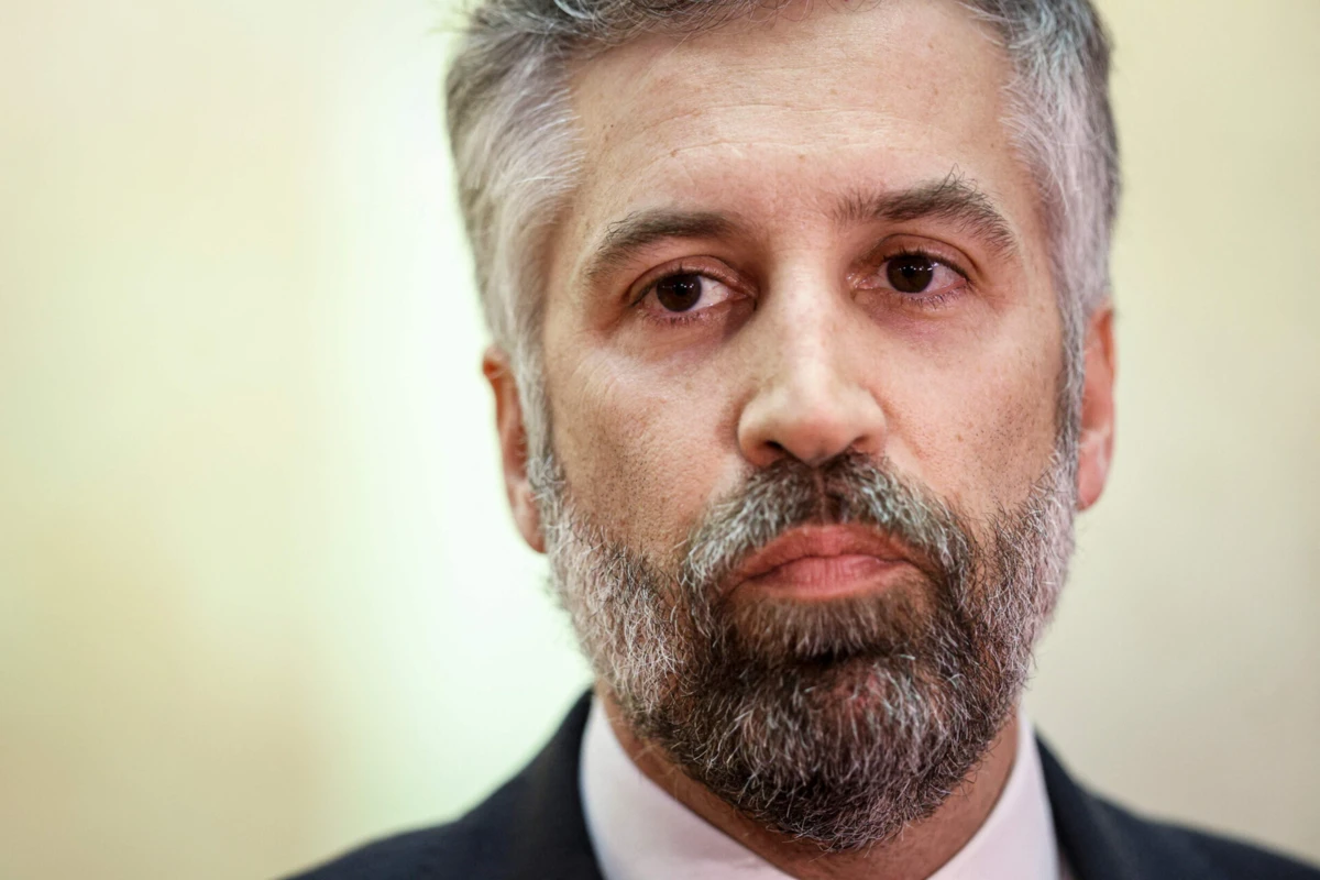 Imagem de contexto do artigo "Fraude e embuste." Pedro Nuno diz que "choque fiscal do PSD não durou um dia" e pede explicações