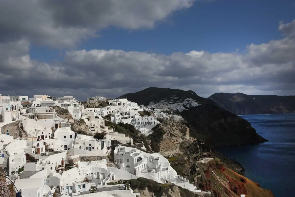 Santorini é um dos principais destinos turísticos da Grécia, tendo atraído cerca de 3,4 milhões de visitantes em 2023