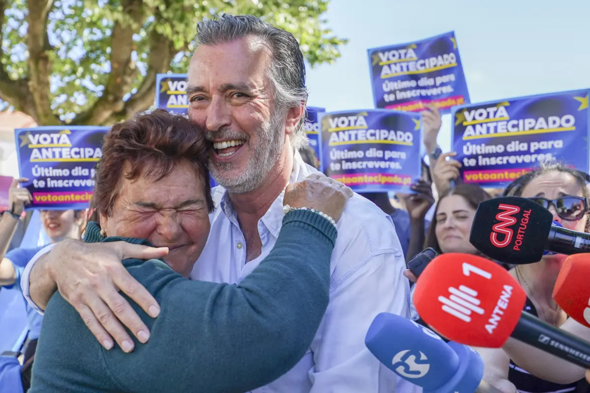 Na arruada em Caminha, Cotrim de Figueiredo distribuiu beijos, abraços e muitos panfletos