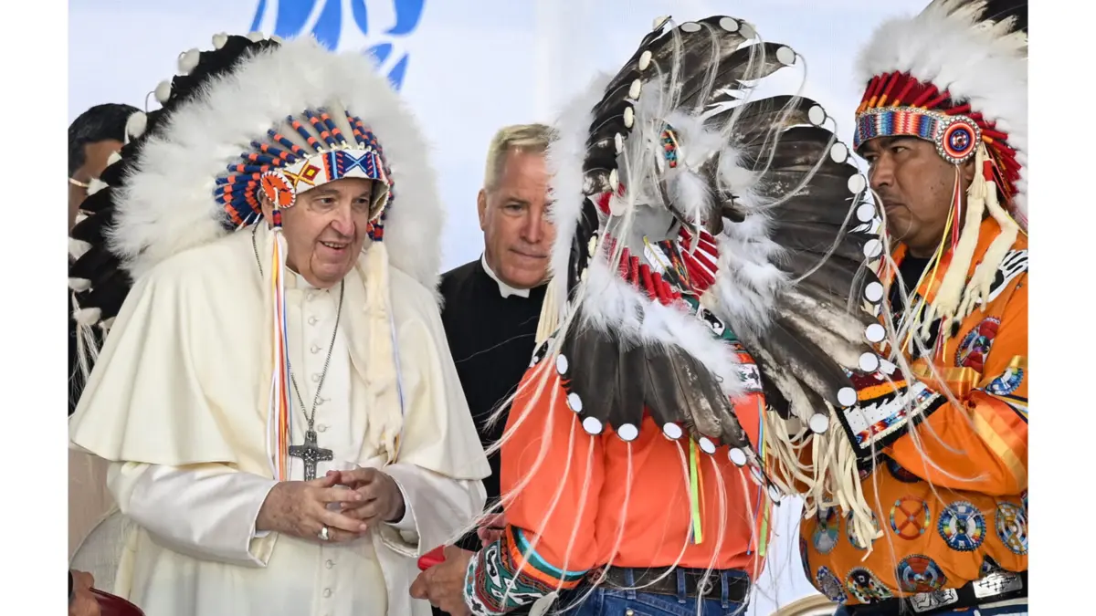 Papa Francisco conversa com um membro da comunidade indígena no Canadá, em 2022