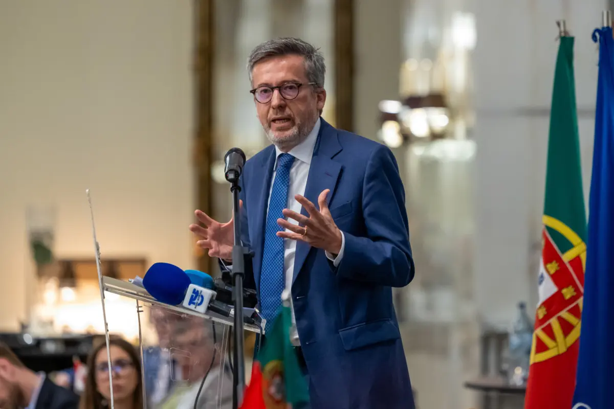 Imagem de contexto do artigo Carlos Moedas, "promotor imobiliário", almoçou com empresários em "mesas milionárias"