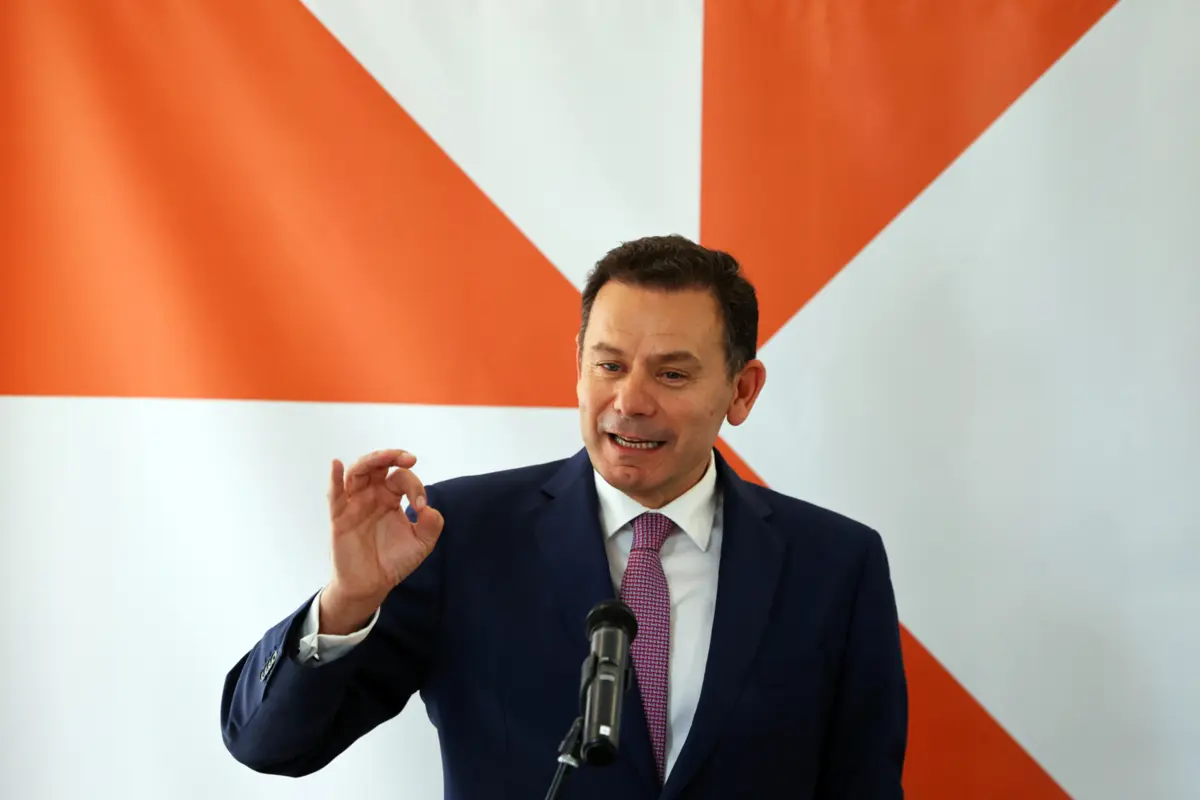 Imagem de contexto do artigo As propostas da AD: redução no IRS, dívida pública nos 75,1% e proibir telemóveis nas escolas