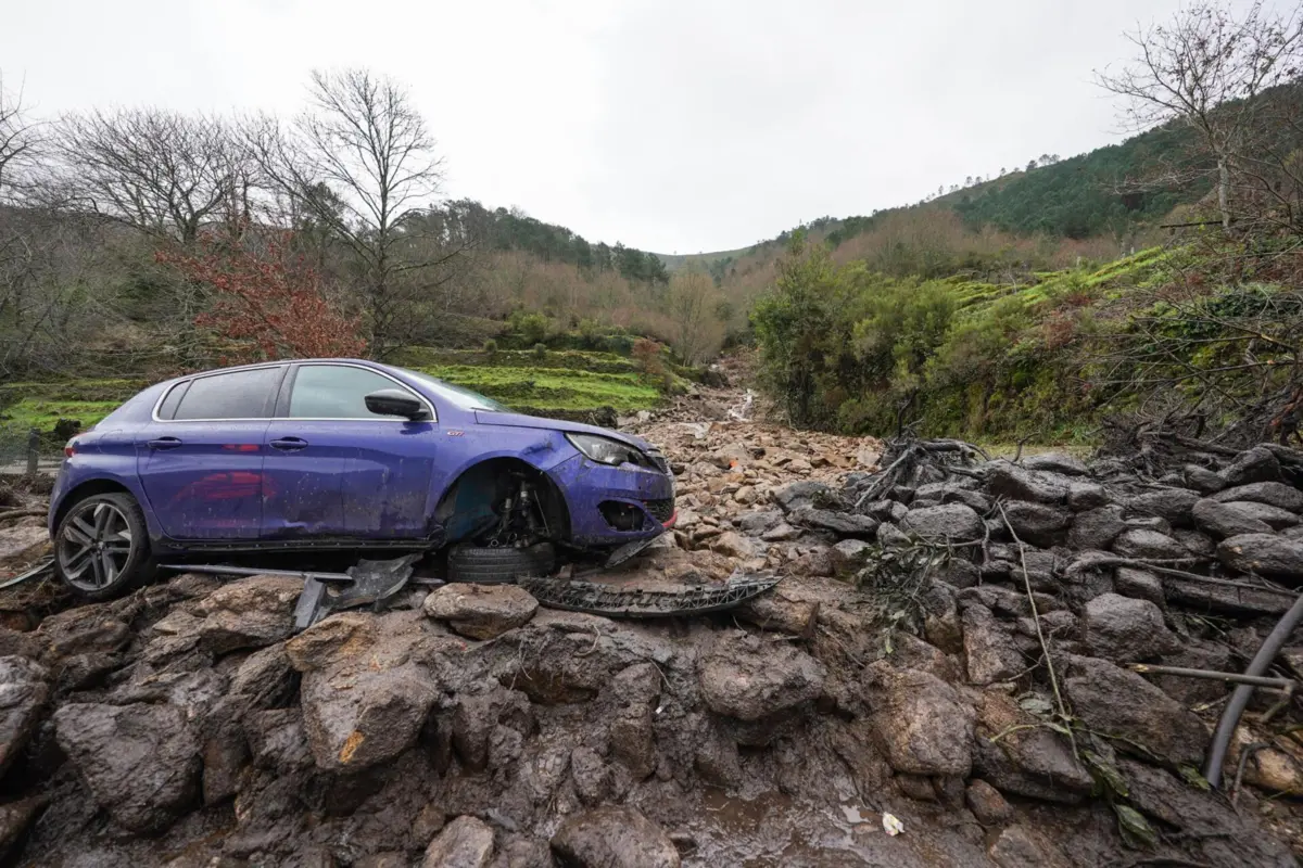 Um outro deslizamento de terras, destruiu parcialmente uma habitação e soterrou um veículo ligeiro, na União de Freguesias de Castro, Ruivos e Grovelas