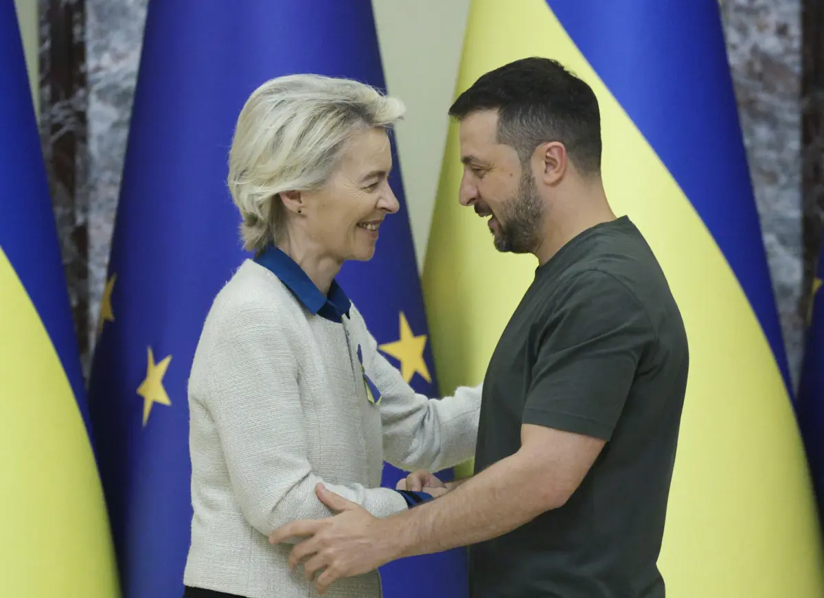 Ursula von der Leyen, presidente da Comissão Europeia, com o Presidente da Ucrânia, Volodymyr Zelensky