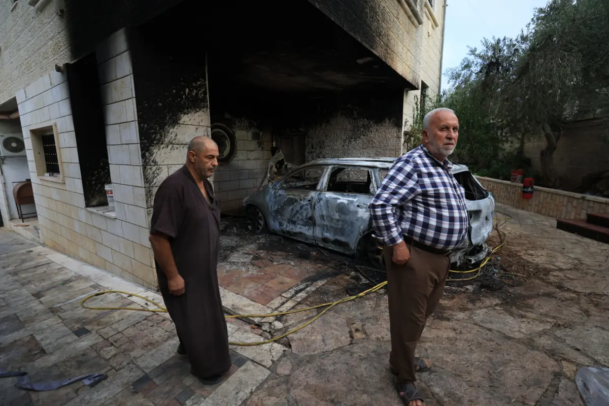 O exército israelita raramente intervém quando ocorrem incursões de colonos e protegem os agressores quando ocorrem confrontos