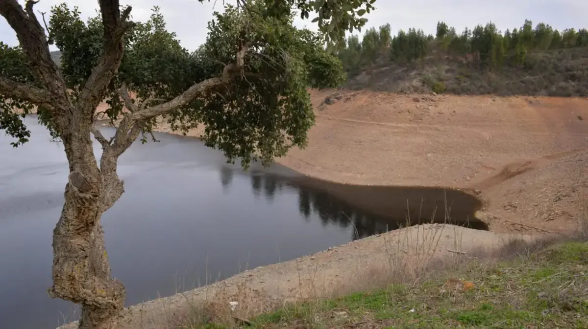Imagem de contexto do artigo "Impactos negativos nos recursos hídricos." APA chumba projeto da Mina da Lagoa Salgada no litoral alentejano