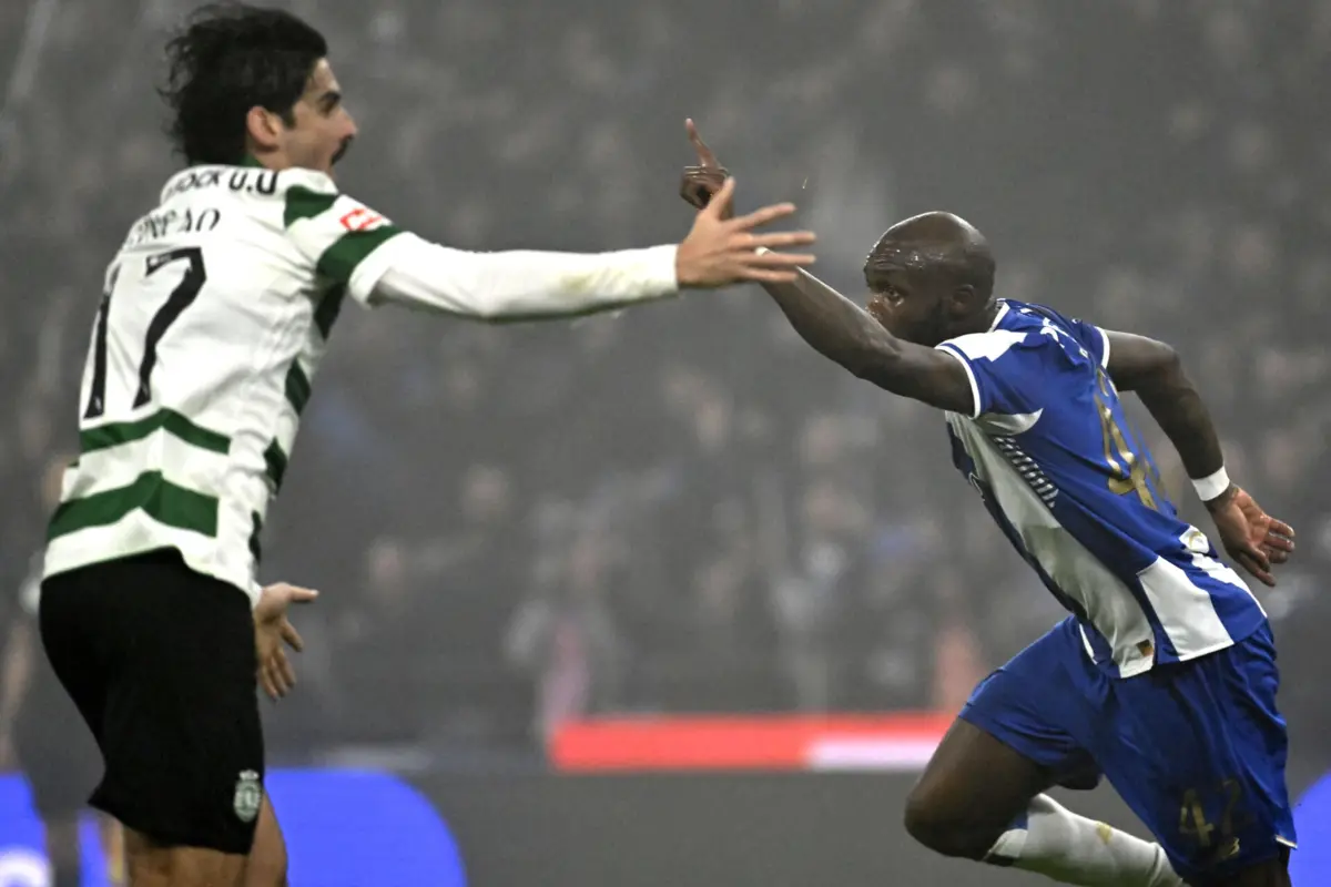 Imagem de contexto do artigo Fofana veio do inverno para aquecer, mas Suárez arrefece as contas: Sporting evita descolagem do FC Porto. Veja os golos
