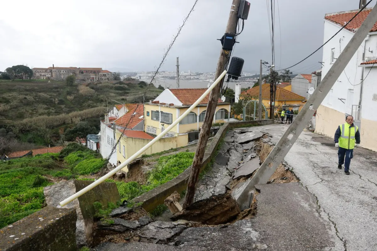 Imagem de contexto do artigo Almada: derrocada numa arriba em Olho de Boi deixa moradores quase isolados