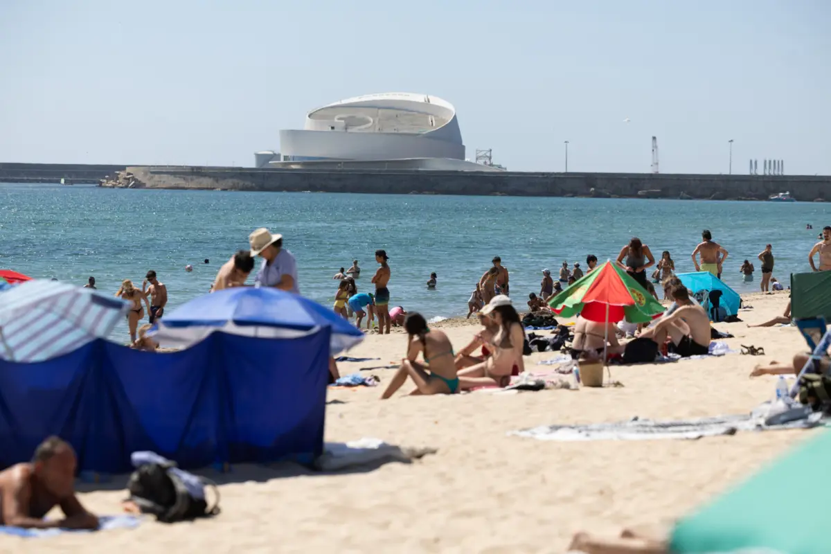 Imagem de contexto do artigo Banhos interditados na praia de Matosinhos devido a contaminação microbiológica