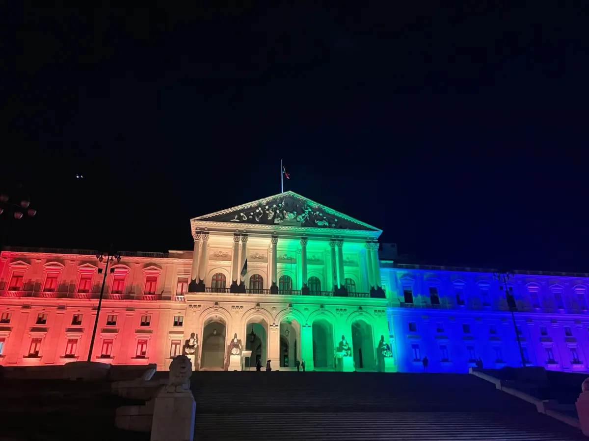 A fachada da Assembleia da República iluminada