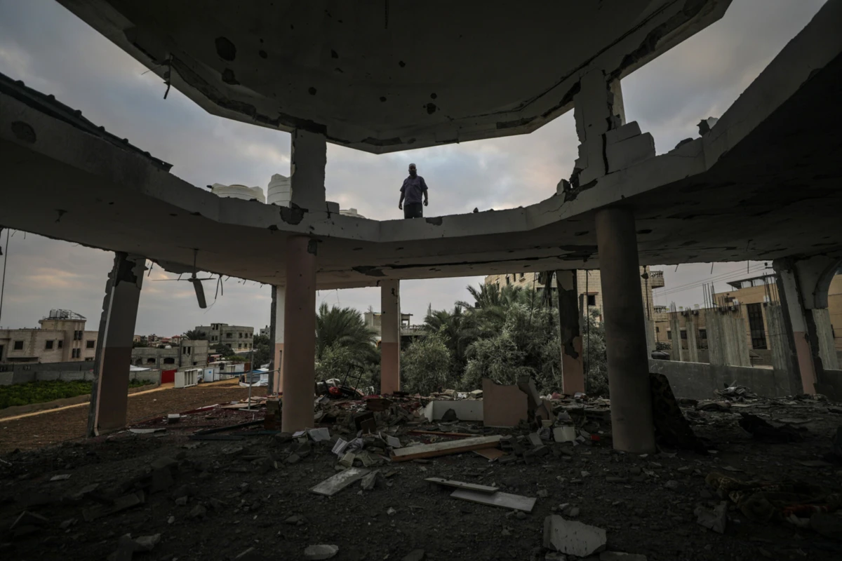 Um primeiro ataque israelita teve como alvo uma casa de família no distrito de Al-Manara, no sudeste da cidade, matando 14 pessoas