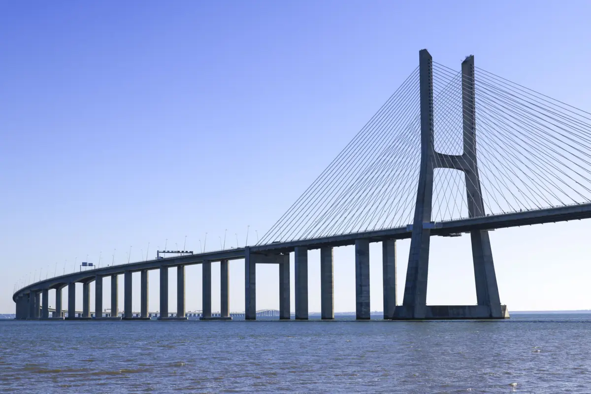 Imagem de contexto do artigo Viatura a circular a 246 km/h. Radares de velocidade detetam 273 infrações num mês na Ponte Vasco da Gama