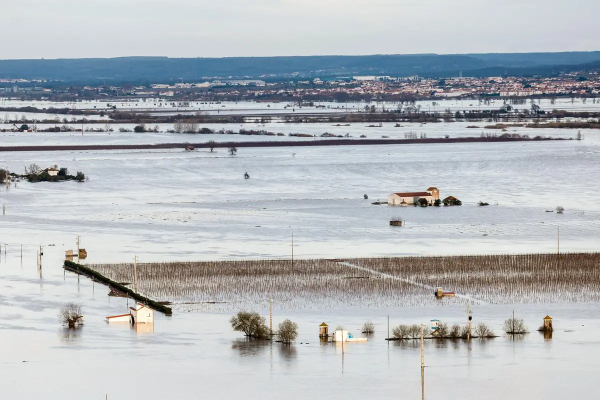 Imagem de contexto do artigo Depressão Marta: mais de 10 mil ocorrências, 160 mil casas sem luz e rios "de norte a sul" com potencial elevado de cheias
