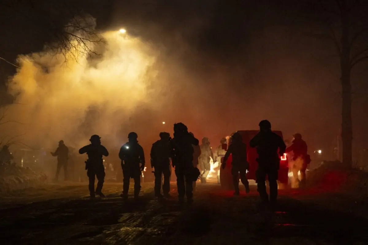 Bombas de lacrimogénio e agentes químicos foram lançados pelas autoridades de imigração contra os manifestantes
