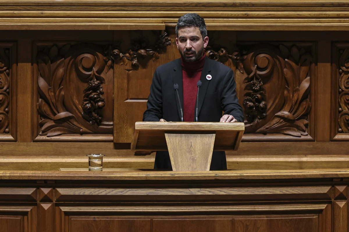 O deputado criticou ainda o que diz ser um "estranho projeto piloto para alterar o sistema de avaliação" dos funcionários públicos