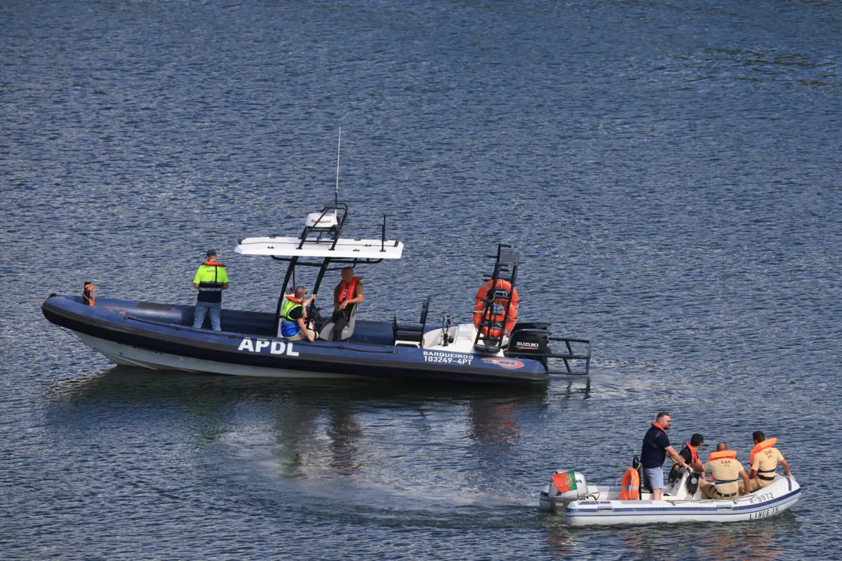 Imagem de contexto do artigo Piloto de helicóptero que caiu no Douro resgatado com vida. Quatro corpos localizados, um militar desaparecido