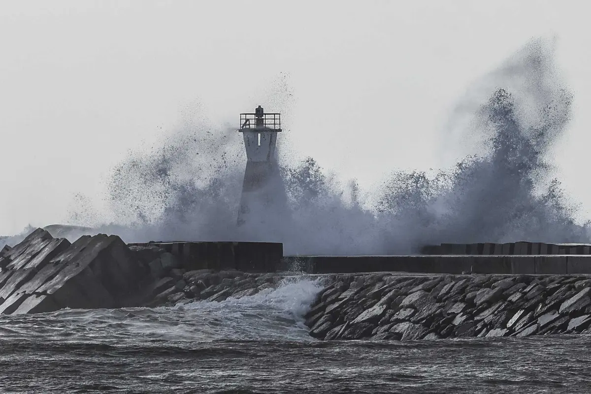 Imagem de contexto do artigo Ondas podem chegar aos 11 metros. Autoridade Marítima alerta para "agravamento considerável" do estado do mar