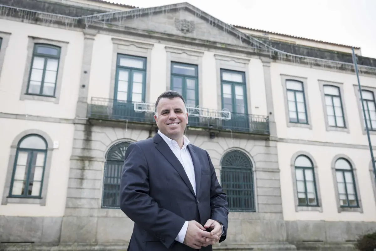 Para o autarca, “não faz sentido, a sete meses das eleições, redistribuir os pelouros”