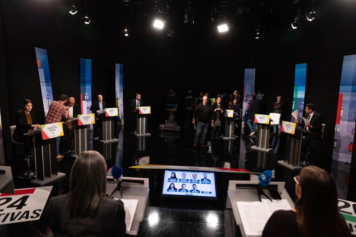 Imagem de contexto do artigo Debate nas Rádios: o tabu de Montenegro, o mea culpa de Pedro Nuno e o consenso na Justiça