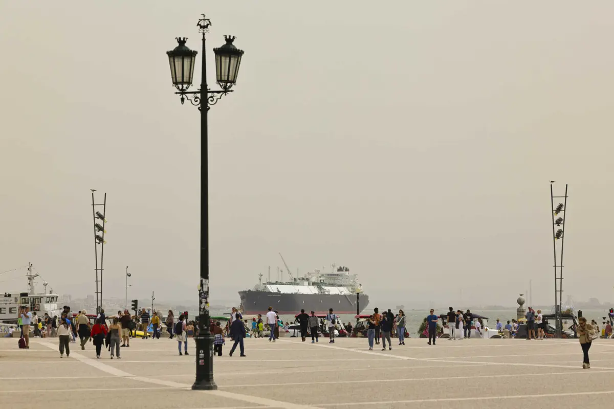 A massa de ar proveniente dos desertos do norte de África transporta poeiras em suspensão