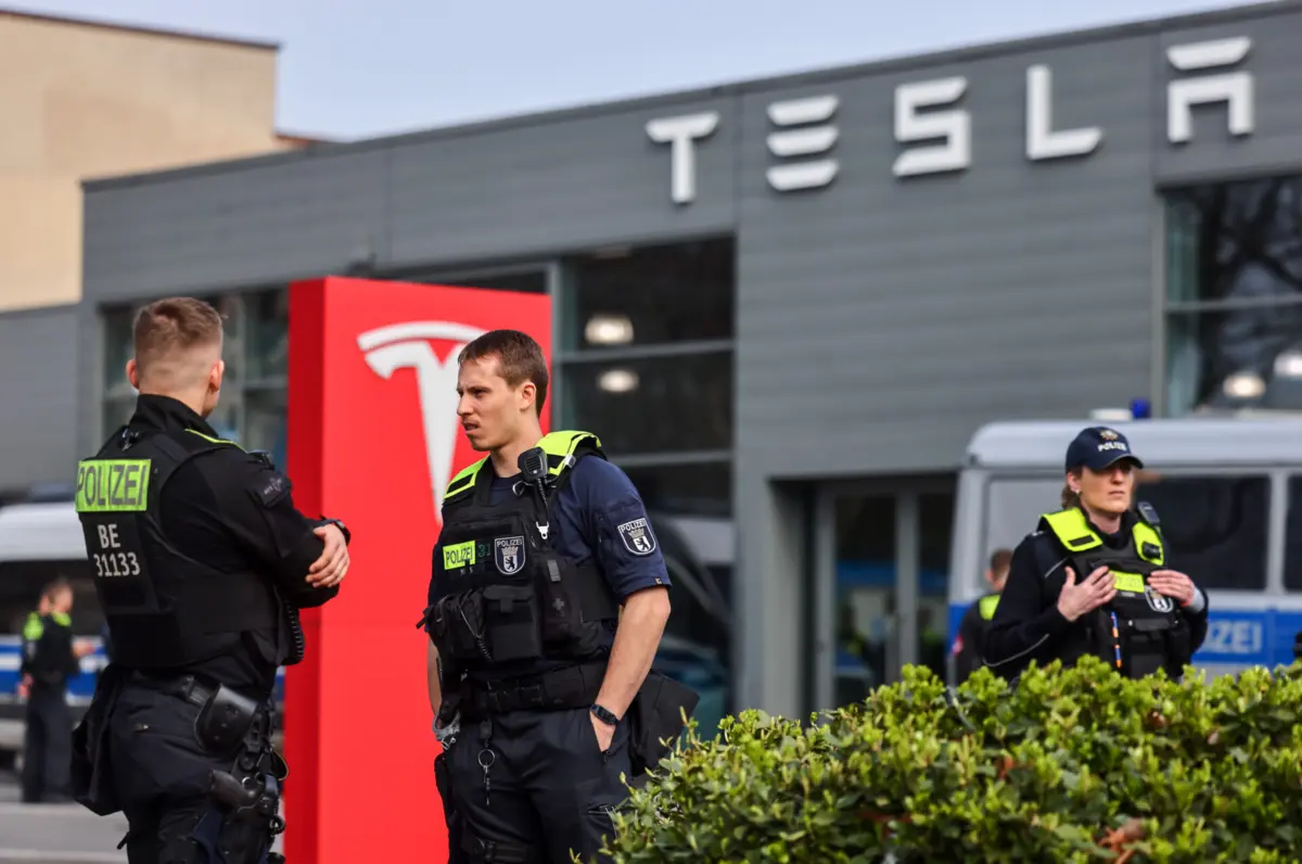 Imagem de contexto do artigo Sete carros da Tesla ardem em concessionária alemã no dia do protesto global contra Musk