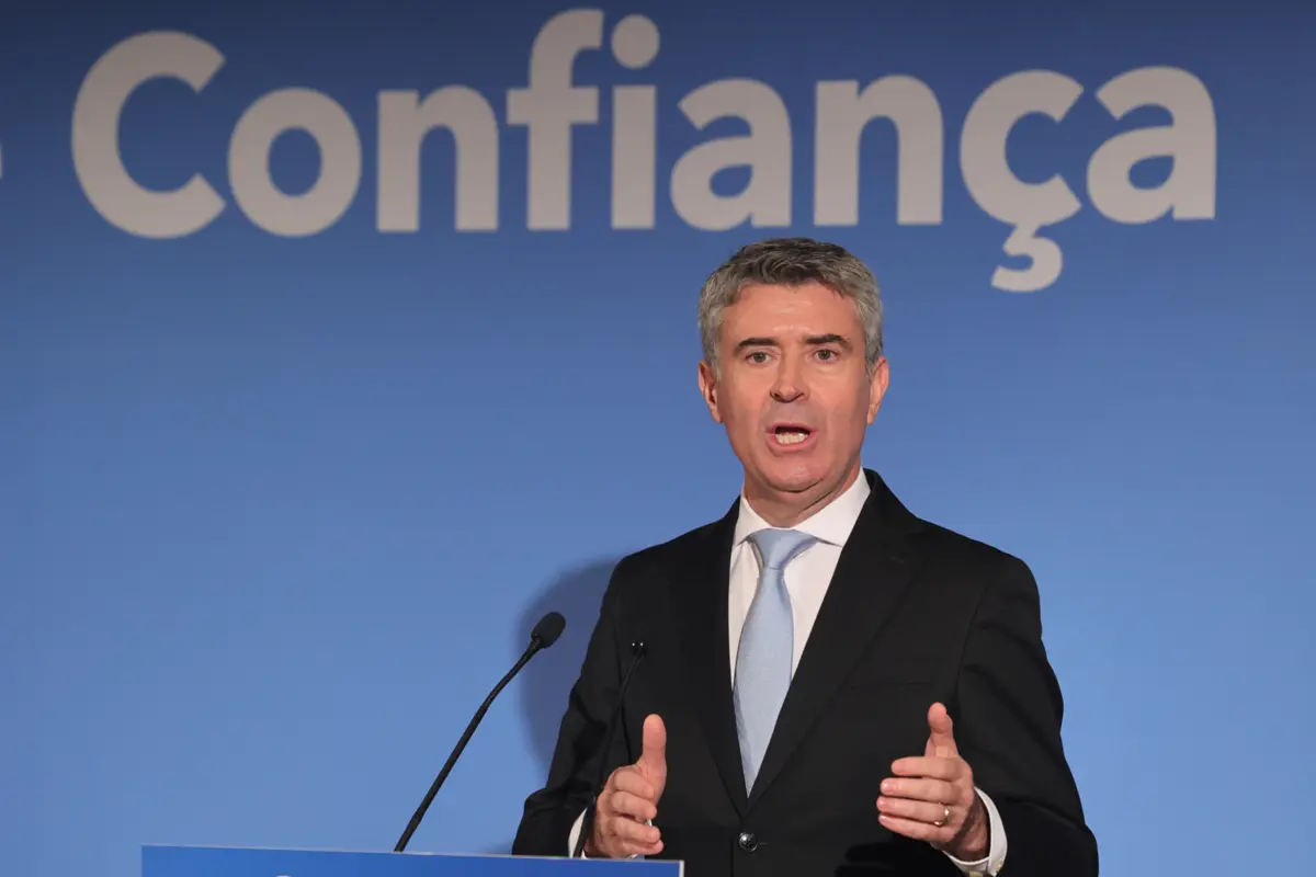 O líder do PS avisa que o Executivo "tem um ano, até ao fim de 2026, para responderem às pessoas na habitação, na saúde, nos rendimentos, para resolverem e executarem o PRR"