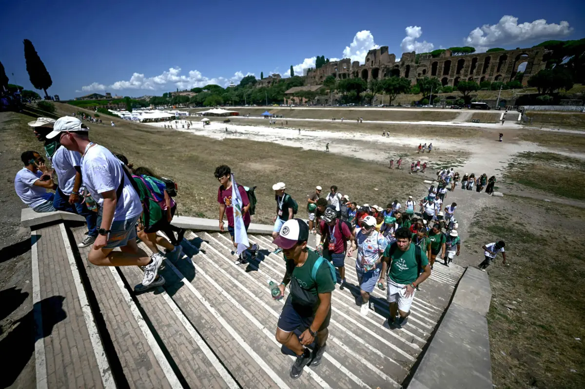 Imagem de contexto do artigo "É cansativo, mas saímos mais fortes." Milhares de jovens peregrinos em Roma para vigília com o Papa Leão XIV