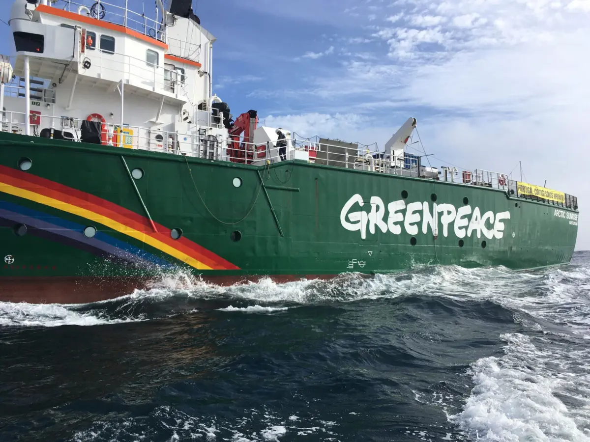 Imagem de contexto do artigo Arctic Sunrise, um quebra-gelo no Atlântico