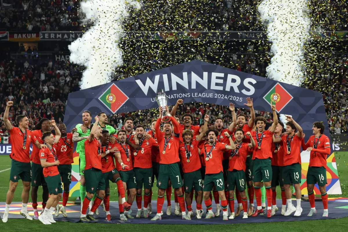 Imagem de contexto do artigo Nuno Mendes foi gigante, Diogo Costa herói e Portugal conquistou a Liga das Nações. As imagens de uma seleção pronta para "continuar a ganhar"