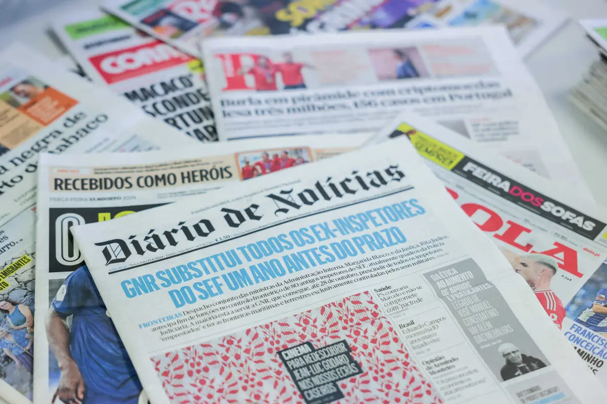 Imagem de contexto do artigo "Combater a desinformação." Governo admite alargar oferta da assinatura de jornais a alunos do ensino superior
