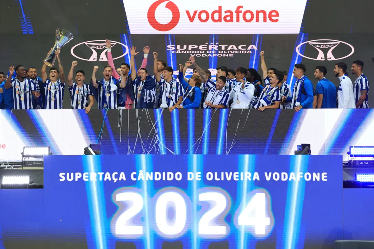Imagem de contexto do artigo Se é para ser assim, venha a nova época. De 3-0 para 3-4, FC Porto bate Sporting e conquista a Supertaça