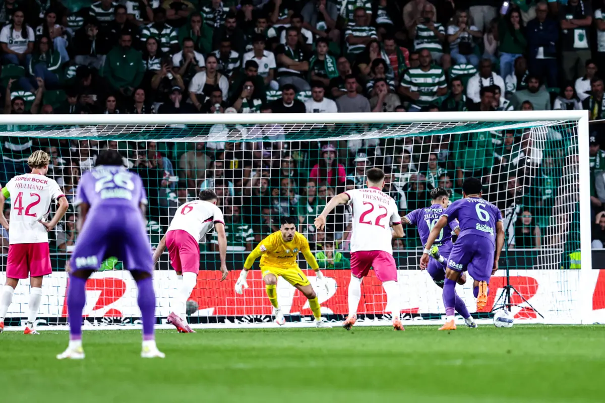 Imagem de contexto do artigo Penalidade nos descontos dá empate em Alvalade: Sporting escorrega antes do clássico. Vejas os golos