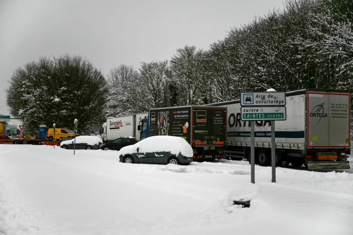 Imagem de contexto do artigo Temporal impede camiões de circular em autoestrada francesa: português relata quilómetros de veículos parados