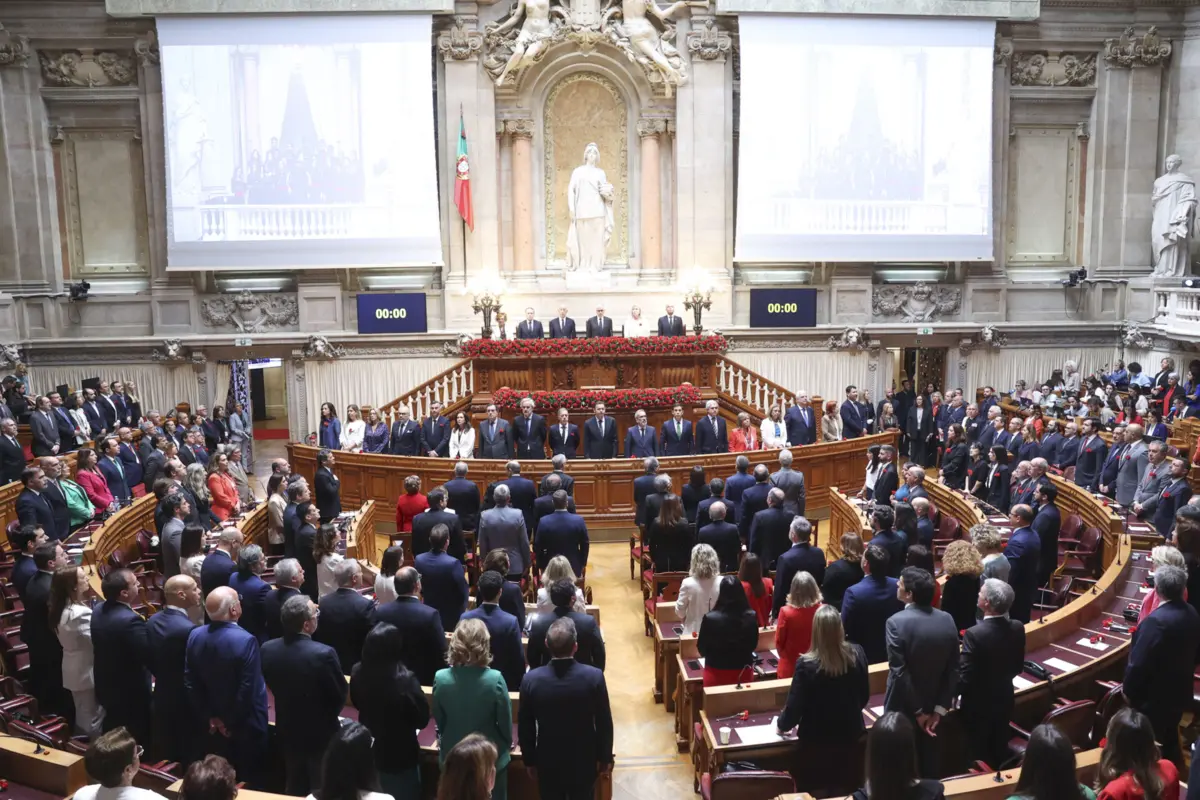 Imagem de contexto do artigo Debate à direita é "perigoso e desnecessário": PS diz que "melhor contributo" de Montenegro é recusar revisão constitucional