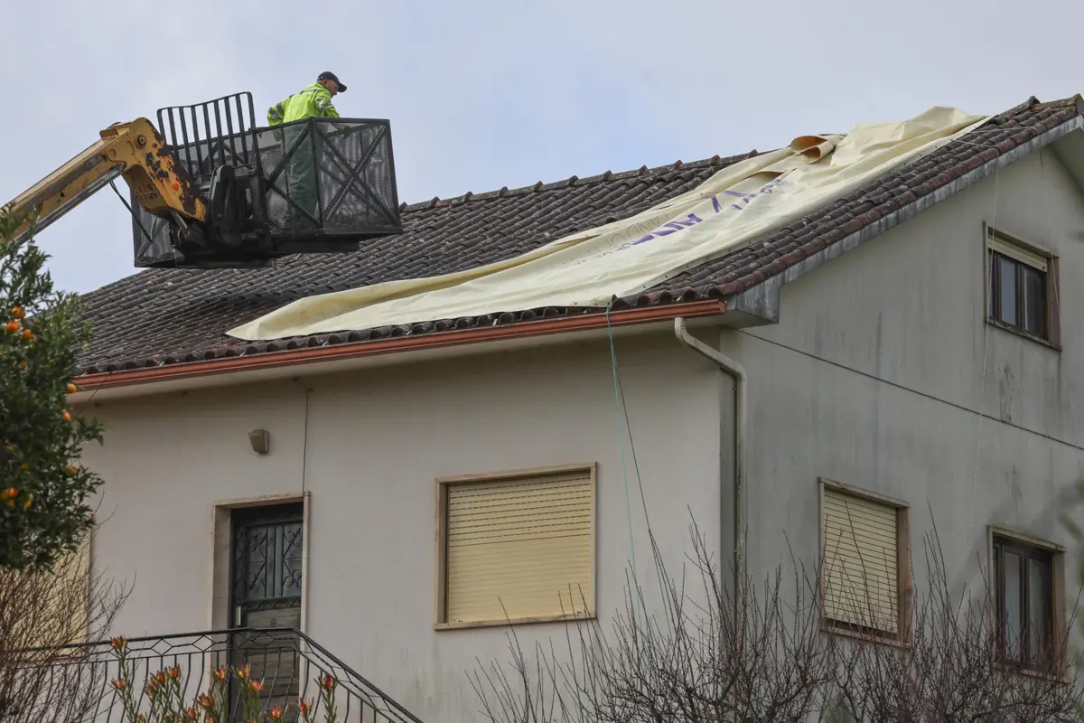 Imagem de contexto do artigo Sobe para 16 o número de vítimas mortais das tempestades. Homem que caiu de telhado acabou por morrer