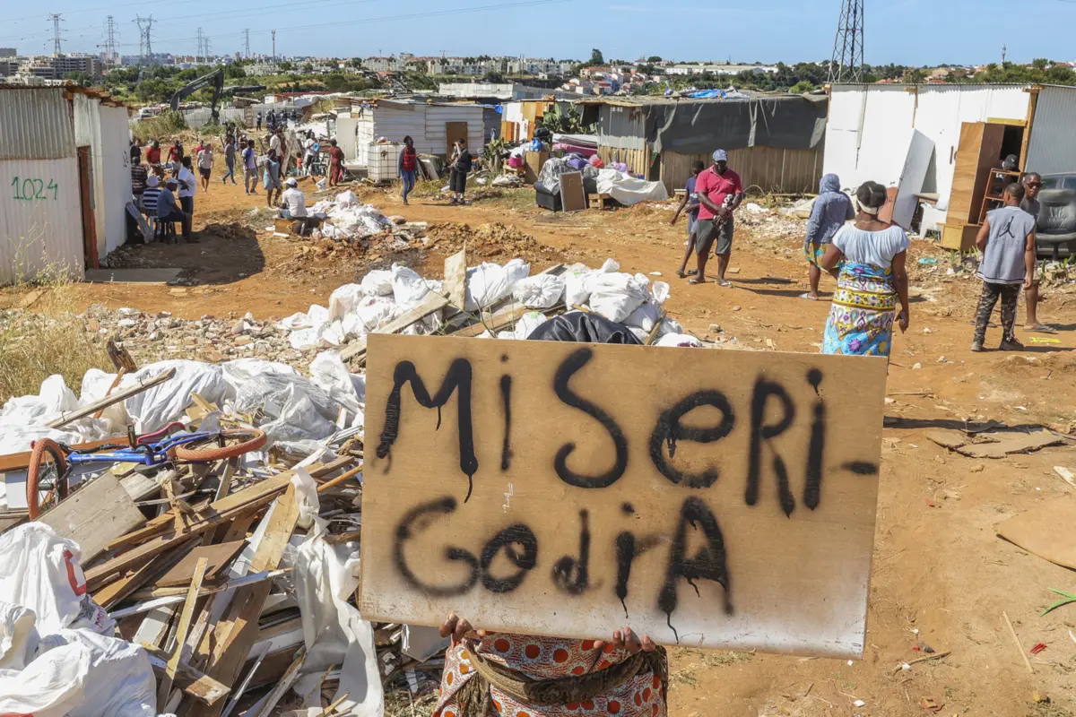A Câmara de Loures iniciou na segunda-feira uma operação de demolição de 64 habitações precárias no Talude Militar, onde vivem 161 pessoas, entre as quais crianças e idosos
