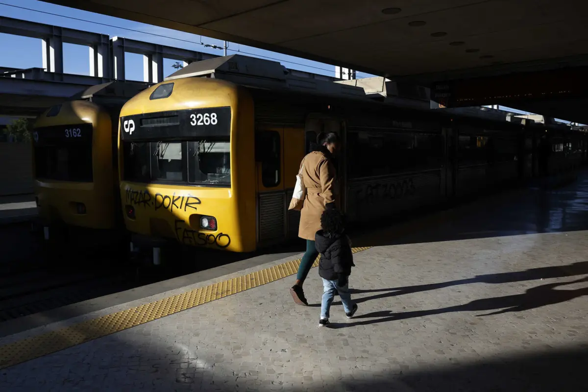 Imagem de contexto do artigo Circulação ferroviária na Linha de Cascais faz-se alternada entre Alcântara e Cais do Sodré