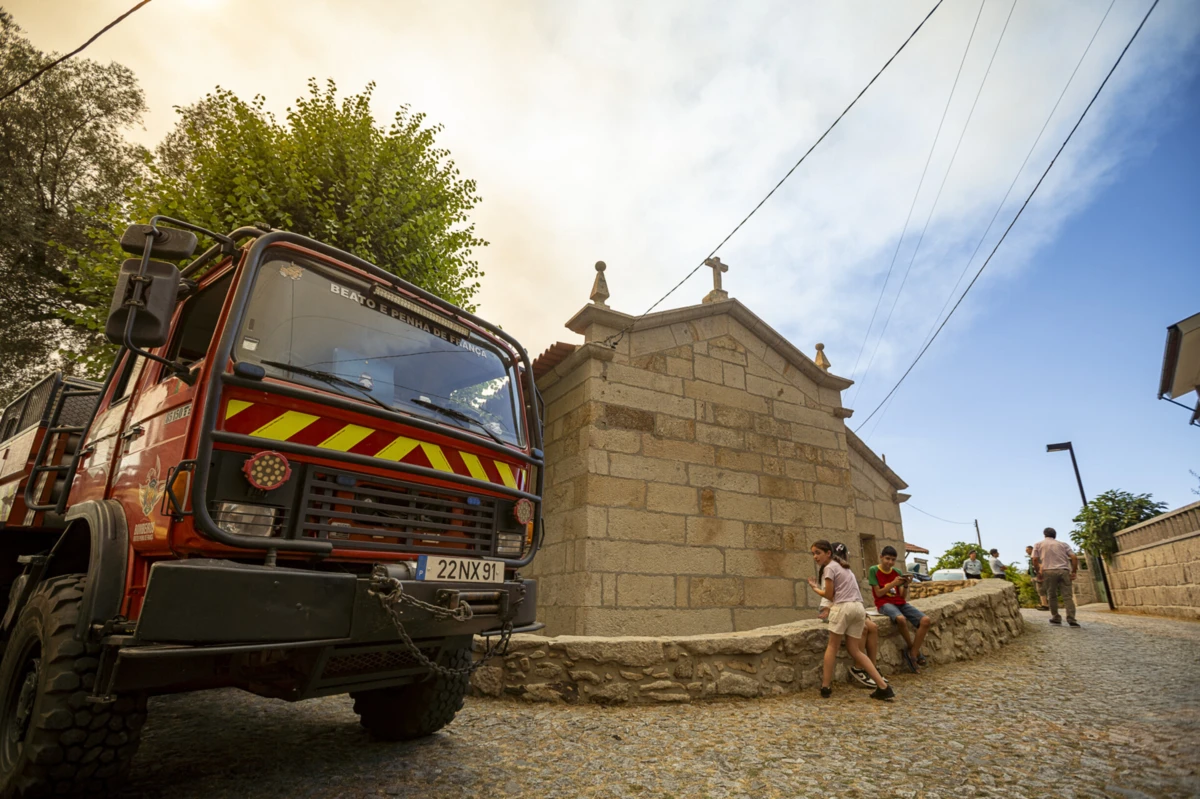 Imagem de contexto do artigo Incêndios: retiradas de casa cerca de 150 pessoas de quatro aldeias de Ponte da Barca