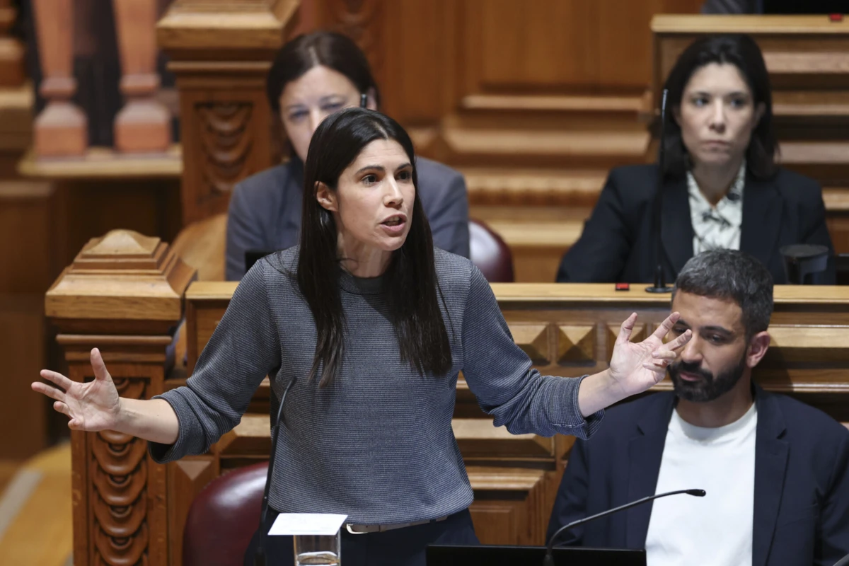 Imagem de contexto do artigo BE puxa pelos futebolistas para mostrar "armadilha" no IRS Jovem. Montenegro garante "esforço" pelo futuro dos jovens