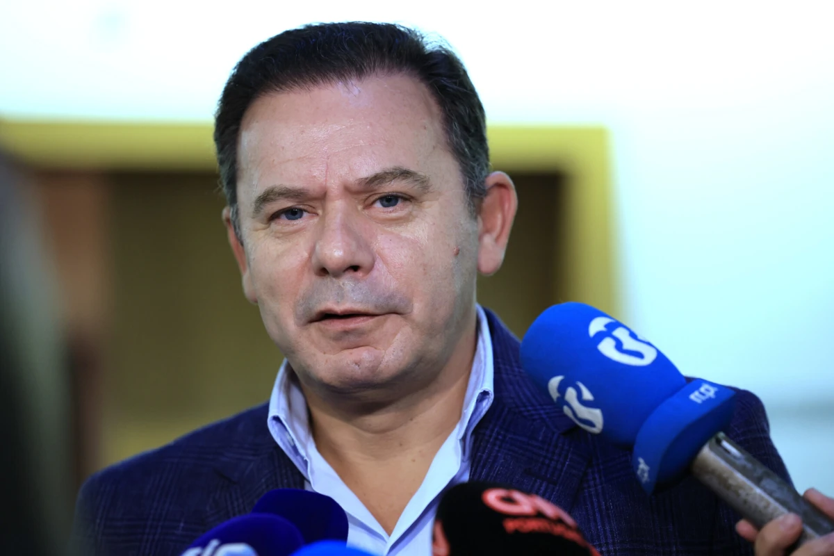 Imagem de contexto do artigo "Continuar espírito reformista e de transformação." Montenegro reeleito presidente do PSD com 97,45% dos votos