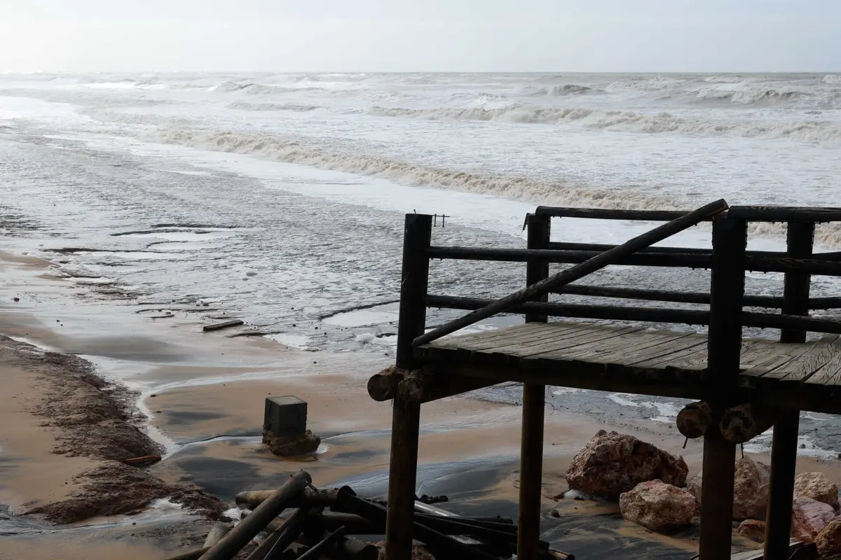 Imagem de contexto do artigo Da Póvoa de Varzim a Faro: agitação marítima danifica estruturas nas praias um pouco por todo o país