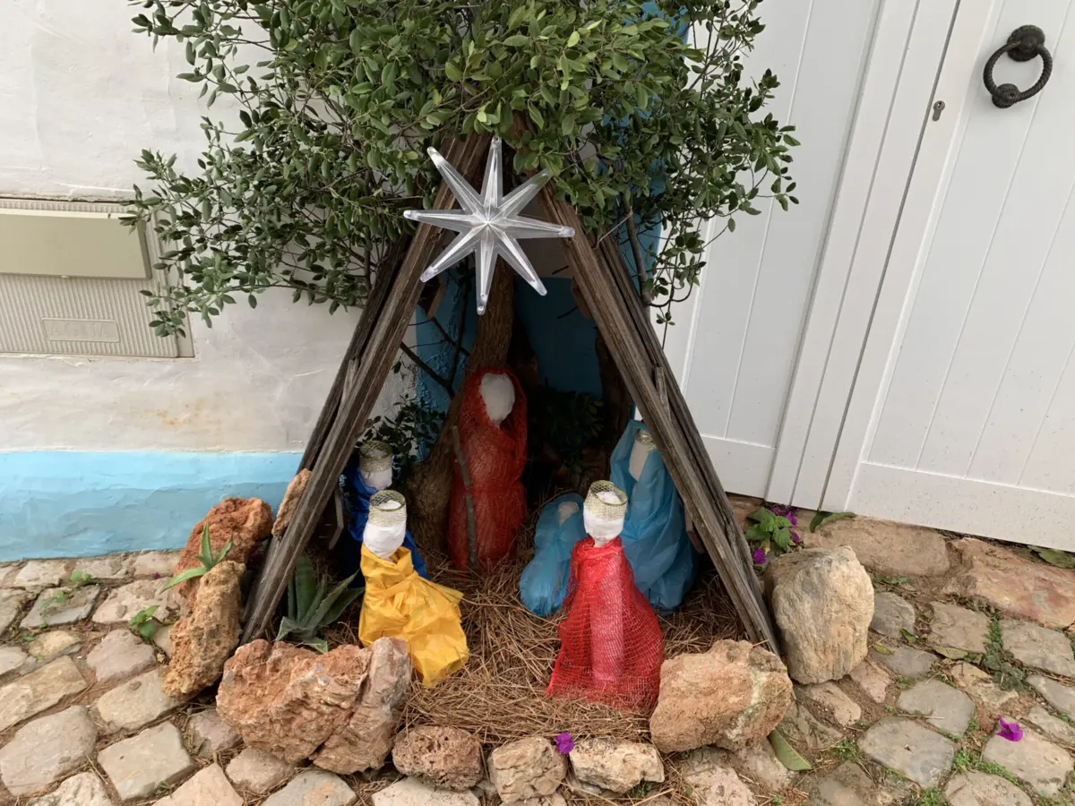 Imagem de contexto do artigo Em montras de loja ou na rua: um roteiro de presépios feito pela comunidade da aldeia de Alte